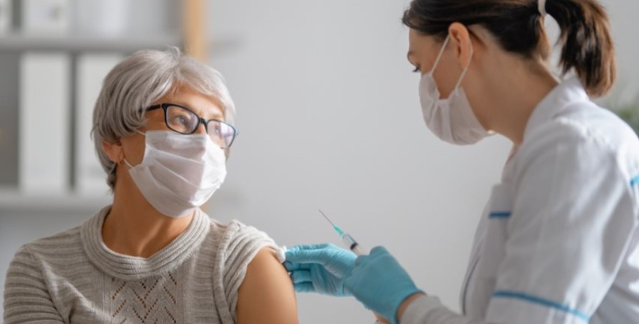 Κορωνοϊός – Εμβόλιο: «Πιάνει» καλύτερα όταν έχει πολλές παρενέργειες;